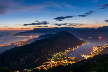Havadan görünümden yüksek dağ tepe batımında Kotor Körfezi
