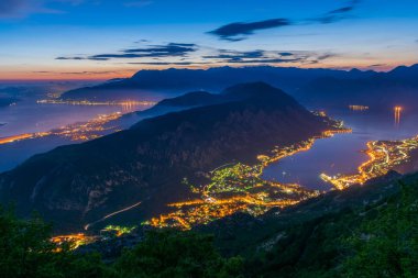 Havadan görünümden yüksek dağ tepe batımında Kotor Körfezi
