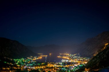 Panoramik manzaralı eski fiyort gece şehir ışıkları