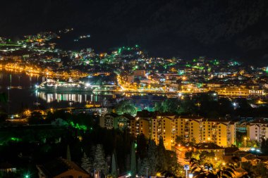 Panoramik manzaralı eski fiyort gece şehir ışıkları