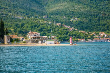 Karadağ, Kamenari - 04 Haziran 2017: lighthouse yakınındaki plajda banyo yerli