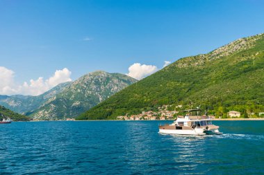 Karadağ, Kamenari - 04 Haziran 2017: turist üzerinde motor Katamaran Boka Kotorska Koyu'nda yüzmek.