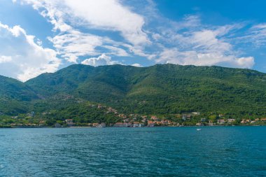 Karadağ, Kamenari ve Lepetane - 04 Haziran 2017: Deniz feribot arabalar ve turistler otobüslerle iki şehir arasında taşıma.