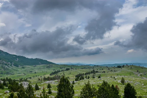 Deszczowe Chmury Zbliża Się Łąka Zielona Góra — Zdjęcie stockowe