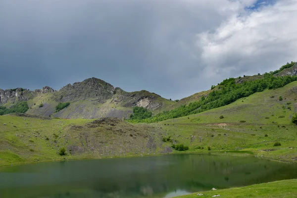 Pohled Horské Jezero Šedé Nebe — Stock fotografie