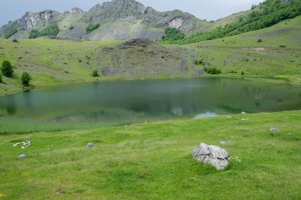 Dağ Gölü Üzerinde Gri Fırtınalı Gökyüzü Görünümü — Stok fotoğraf