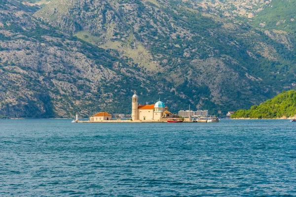 Yate Navegando Cerca Pintoresca Gospa Skrpela Island Boka Kotorsky Bay —  Fotos de Stock