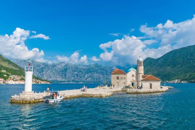 Karadağ - 04 Haziran 2017: Yelkenli Yat üzerinde Adası Gospa için turistler od Skrpela Boka Kotor Körfezi