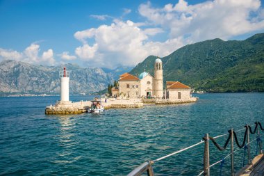 Karadağ - 04 Haziran 2017: Yelkenli Yat üzerinde Adası Gospa için turistler od Skrpela Boka Kotor Körfezi