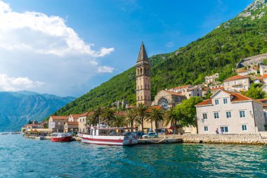 Karadağ - 04 Haziran 2017: Yelkenli Yat üzerinde turist şehir Perast Boka Kotor Körfezi içinde geçmiş