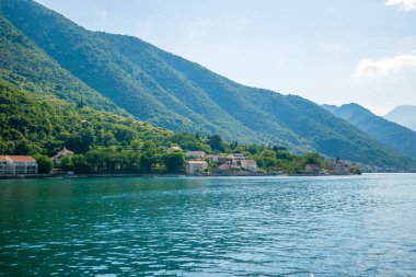 Kıyı Ortaçağ şehir, Prcanj Boka kotorska Körfezindeki Karadağ görünümünü
