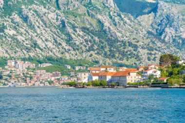 Kıyı Ortaçağ şehir, Prcanj Boka kotorska Körfezindeki Karadağ görünümünü