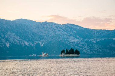 Boka Kotorsky Bay pitoresk Gospa od Skrpela Adası yakınlarında yelken yat