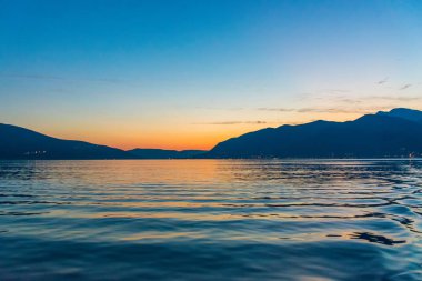 Gün batımında, Karadağ Koyu'nun panoramik