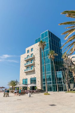 Karadağ, Budva - 04 Haziran 2017: eski şehirde akşam yürüyüş turist.