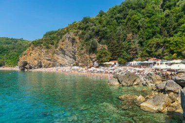 Karadağ, Budva - 05 Haziran 2017: Mogren sahilde sıcak yaz sezonunda yüzme turist.