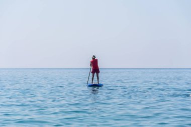 Karadağ, Budva - 05 Haziran 2017: turizm (Sup) üstünde tahta kürek sakin deniz yüzeyinde nişanlı