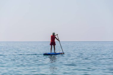 Karadağ, Budva - 05 Haziran 2017: turizm (Sup) üstünde tahta kürek sakin deniz yüzeyinde nişanlı