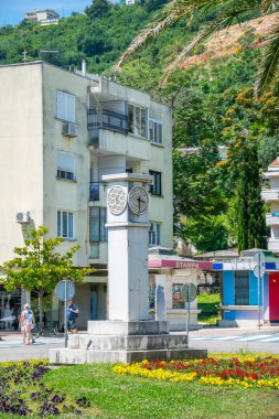 Karadağ, Budva - Haziran 04/2017: şehir merkezinde sıcak günde yürüyen turist.