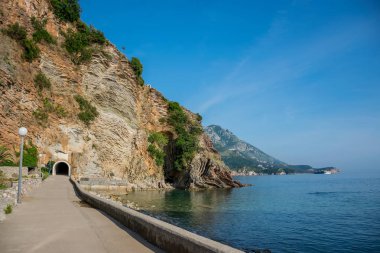 katmanlı dağ karanlık yaya tüneli.