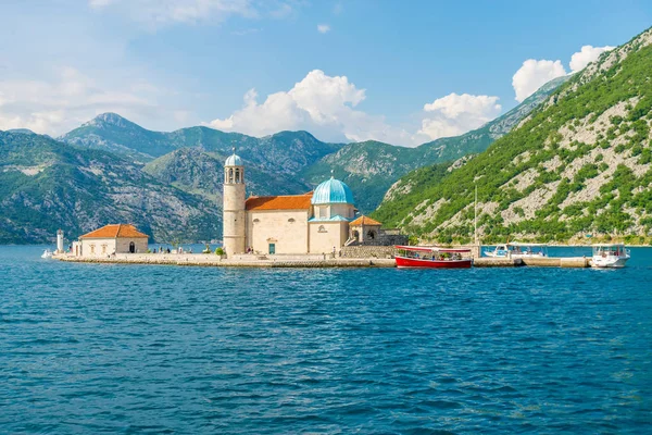 Boka Kotorsky Bay pitoresk Gospa od Skrpela Adası yakınlarında yelken yat