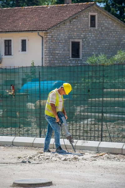 Karadağ, Budva - 05 Haziran 2017: Alt yolda kanalizasyon kapağı aslayeniden.