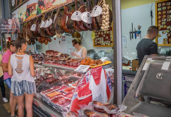 Karadağ, Budva - 05 Haziran 2017: şehir merkezine pazarda alışveriş yapma turist.