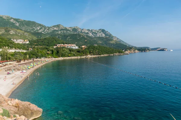 Karadağ, Przno - 05 Haziran 2017: Adriyatik Denizi'nde günbatımı sırasında yüzme turist.