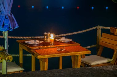 Karadağ, Przno - 05 Haziran 2017: turist Restoranlar Adriyatik Denizi üzerinde gün batımı sırasında romantik akşam yemeği için ziyaret.
