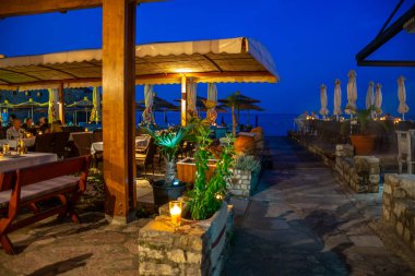 Karadağ, Budva - 06 Haziran 2017: Turist Budva'nın güzel park akşam dolaşmak 