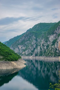 Kanyon yüksek dağlar arasında turkuaz su ile dağ Gölü