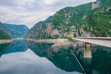 dağ gölü tarafından geçti büyük metal Köprüsü