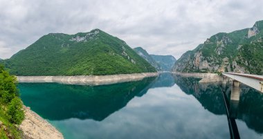 Lake Piva Panoraması yüksek doğal dağlar arasında.