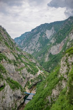 Baraj Mratine yakınındaki Piva Nehri'nin güzel kanyon