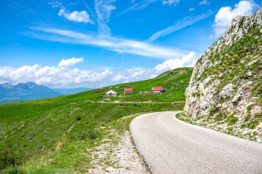 Pitoresk köy meadows arasında yüksek dağlar üzerinde panoramik