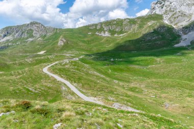 Prutash dağın karla ısmarlayarak şeritler, Karadağ 