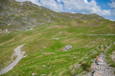 Prutash dağın karla ısmarlayarak şeritler, Karadağ 