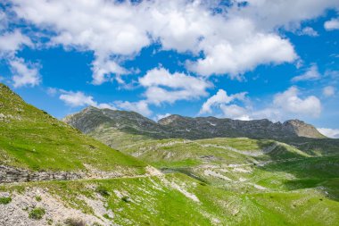 dolambaçlı yol pitoresk dağlar ile çalışan