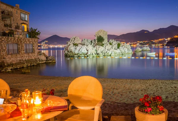 Karadağ, Przno - 05 Haziran 2017: turist Restoranlar Adriyatik Denizi üzerinde gün batımı sırasında romantik akşam yemeği için ziyaret.