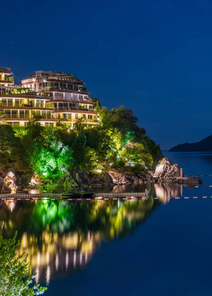 Blick Auf Glühend Modernes Hotel Der Felsigen Küste Des Ozeans — Stockfoto