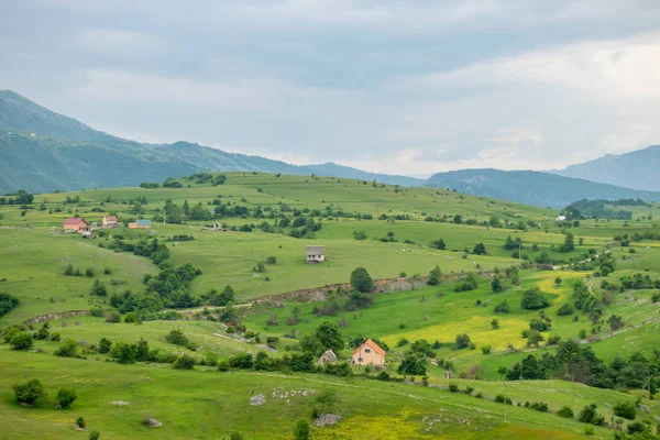 Petit Village Situé Milieu Des Collines Verdoyantes — Photo