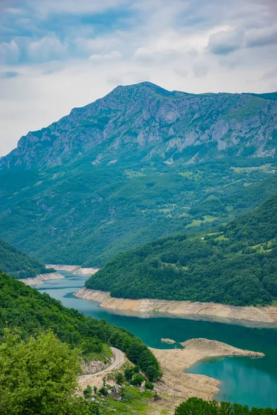 Lago Montanha Com Água Azul Turquesa Cânion Entre Altas Montanhas — Fotografia de Stock
