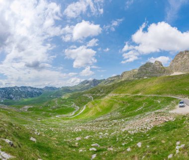 Karadağ, Durmitor - 07 Haziran 2017: turist Park edilmiş araba üzerinde yüksek dağlar yol kenarı 