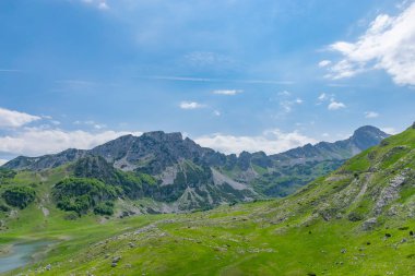 küçük mavi dağ gölü yüksek pitoresk dağlar arasında