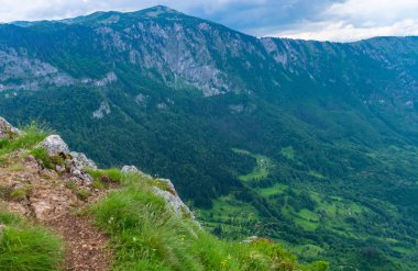 Yüksek dağlar yeşil derin kanyon panoramik manzaralı 