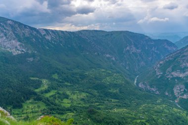 Yüksek dağlar yeşil derin kanyon panoramik manzaralı 