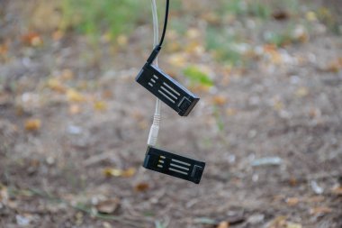 Drone için yedek pil powerbank ormandaki üzerinden uygulanır.