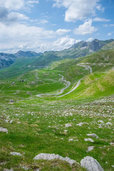dolambaçlı yol pitoresk dağlar ile çalışan