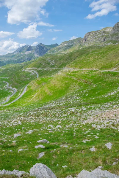 dolambaçlı yol pitoresk dağlar ile çalışan