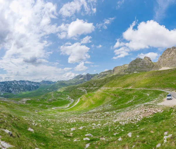 Karadağ, Durmitor - 07 Haziran 2017: turist Park edilmiş araba üzerinde yüksek dağlar yol kenarı 